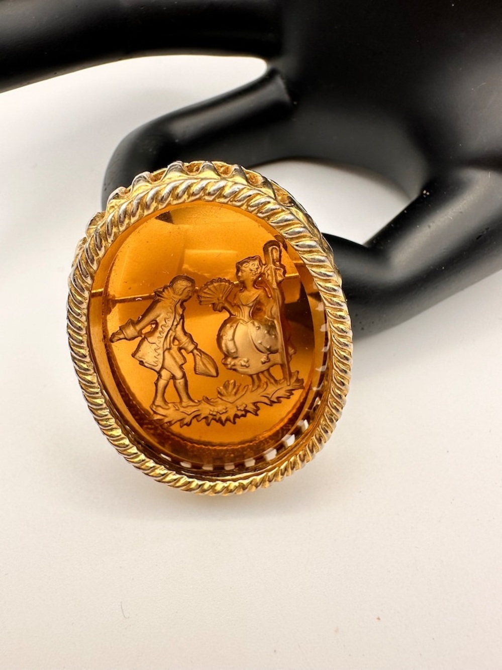 Vintage Gold-Tone Amber Cameo Brooch Pin - Elegant Women's Jewelry